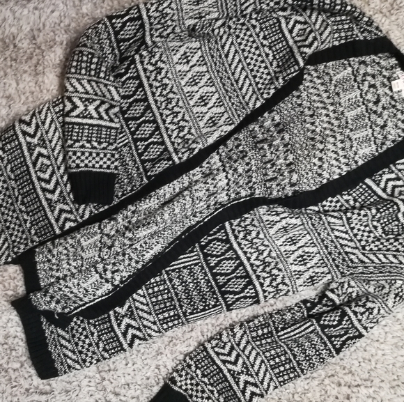 Soft, Black and White Cardigan - Picture 4 of 7